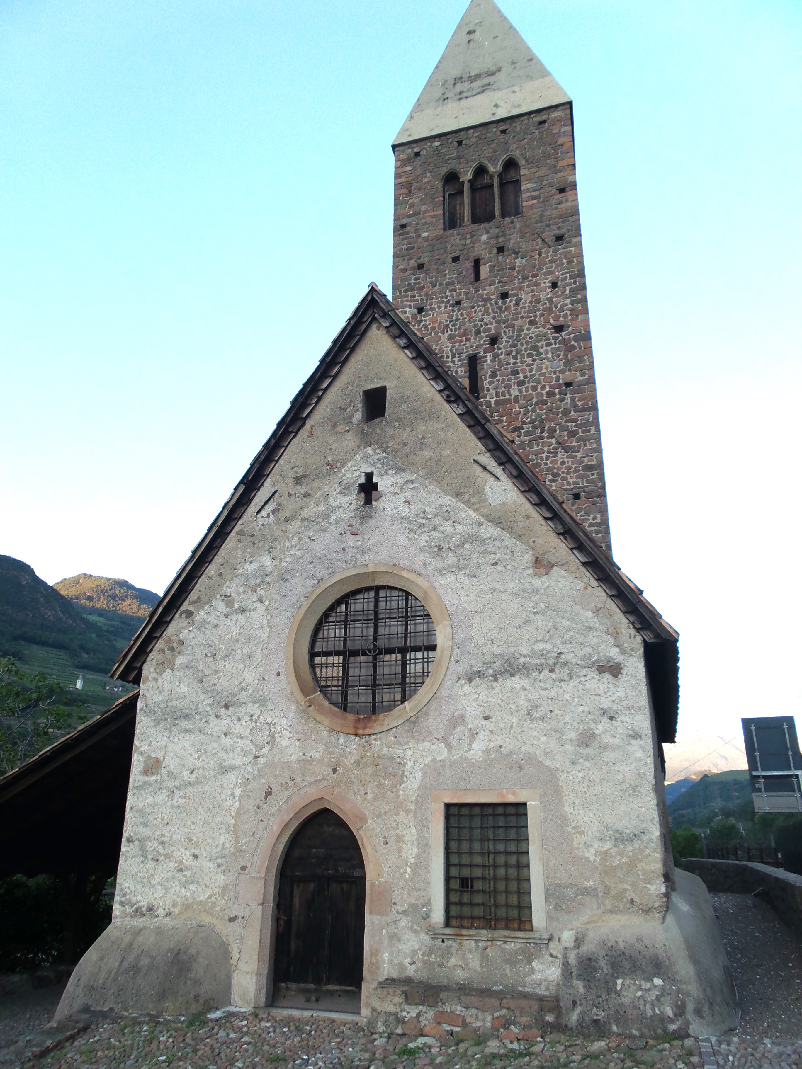 Fassade der Kirche St. Martin in Kampill